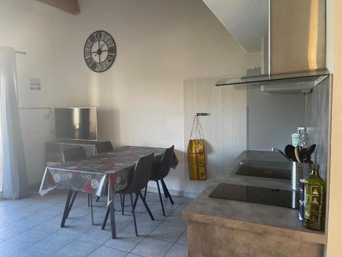 Beau et vaste 3 pieces avec piscine