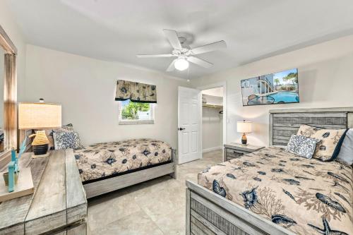 een slaapkamer met twee bedden en een plafondventilator bij Casita Lime – Pool, Pet Friendly, In SK Village - Walk Everywhere! in Siesta Key