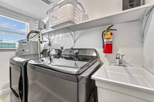 een keuken met een wastafel en een vaatwasser bij Casita Lime – Pool, Pet Friendly, In SK Village - Walk Everywhere! in Siesta Key