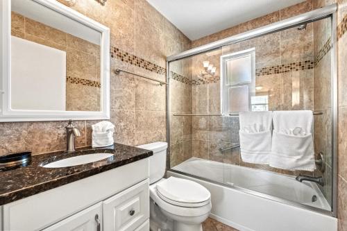 een badkamer met toilet, wastafel en bad bij Casita Coconut – Pool, Grill, Pet Friendly, Located in the Heart of SK! in Siesta Key