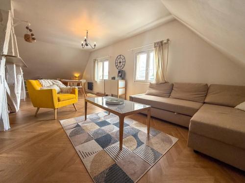 a living room with a couch and a table at Appartement cosy à deux pas de la cathédrale in Chartres
