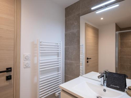 Bilik mandi di Appartement moderne au Cernix avec grande terrasse - FR-1-809-16