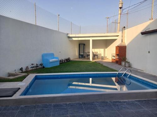 ein Swimmingpool im Hinterhof eines Hauses in der Unterkunft Casa Garcia - Alberca privada in Tequesquitengo