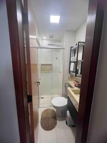 a bathroom with a shower and a toilet and a sink at Brasília Kit 115 Sudoeste in Brasília