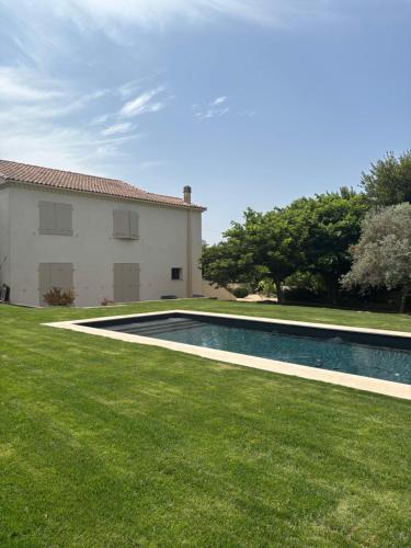 une piscine dans une cour à côté d'une maison dans l'établissement Maison familiale avec piscine, à Aix-en-Provence