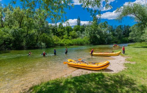 Eine Gruppe von Menschen auf einem Fluss mit zwei gelben Booten in der Unterkunft Villa Bilanzic - Omis by Villas Guide in Kreševo