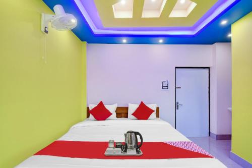 a room with a bed with a machine on it at Hotel O Gypsy and Restaurant in Khalsini