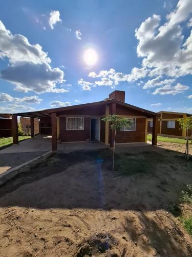 ラ・プンタにあるVista Serena, La Puntaの建物のある区画内の家