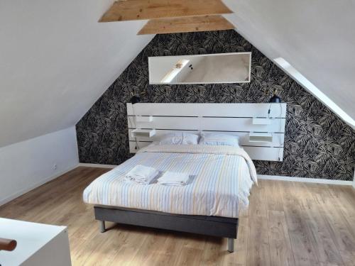 une chambre avec un lit et un mur dans l'établissement Penty près de la mer, à Combrit