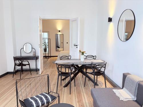 a living room with a table and chairs at Studios am Kniepertor in Stralsund