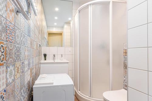 un bagno con doccia, WC e lavandino di Mill Central a Palanga