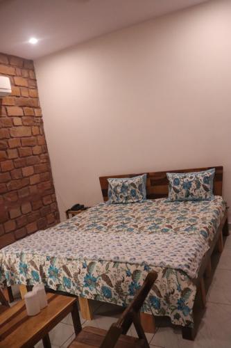 a bedroom with a bed in a room at Mordhwaj in Jodhpur