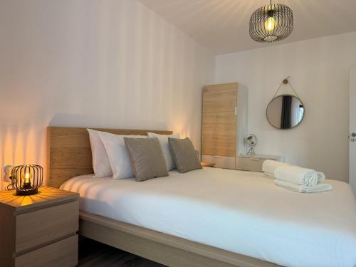 Go4Portugal - Solaina - Modern Condo with AC and Private Balcony
