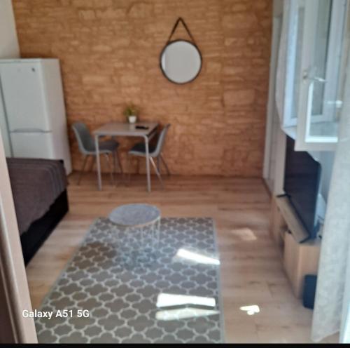une petite chambre avec une table et une salle à manger dans l'établissement Tulipe21, à Dijon