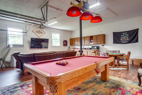 Gallery image of Pool and Game Room Family Retreat in Fayetteville in Fayetteville