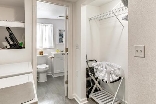 Koupelna v ubytování Less Than 1 Mi to ENMU Pet-Friendly Home in Portales!