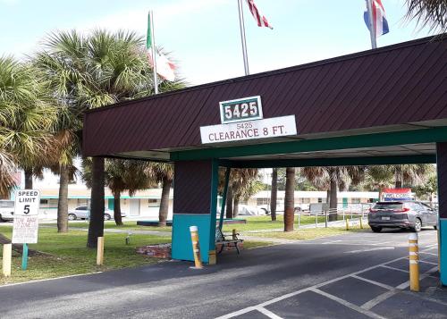 a gas station with a sign that says clearance and it at Arrow Motel by OYO Near Downtown in Orlando