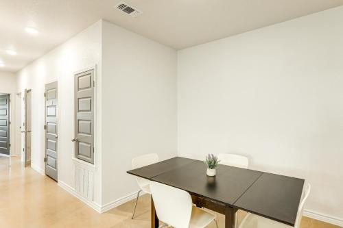 Η κουζίνα ή μικρή κουζίνα στο 2 Mi to Downtown Temple Newly Built Townhome!