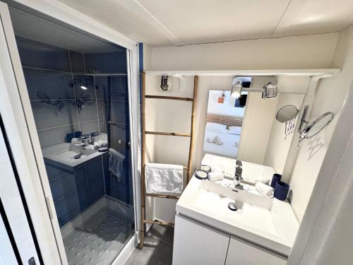 La petite salle de bains est pourvue de 2 lavabos et d'une douche. dans l'établissement ApartHotel Riviera - Duplex de la Buffa - 100m promenade des Anglais, à Nice