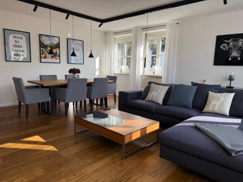 トラウンシュタインにあるTS-Ludwigのソファとテーブルのあるリビングルーム