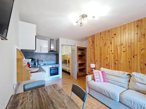 un salon avec un canapé et une table dans l'établissement Alpenlake AP110 LAC & NATURE 4 Pers, à Châtel