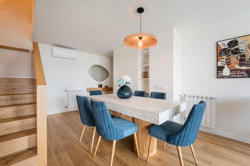 Un comedor con una mesa y sillas azules. en GuestReady - Splendid Retreat in Porto, en Oporto