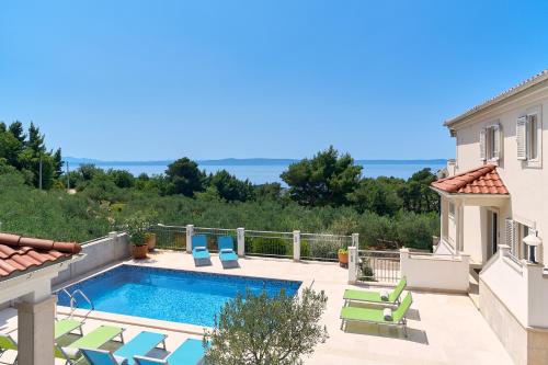Villa Luce Vita - 2 Private Units, Pool, Grill & Garage