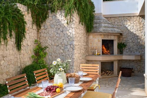 Villa Luce Vita - 2 Private Units, Pool, Grill & Garage