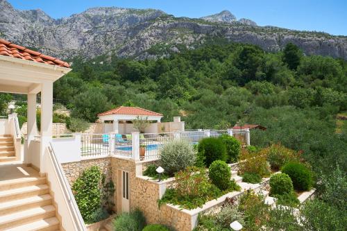 Villa Luce Vita - 2 Private Units, Pool, Grill & Garage