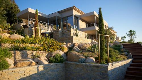 Magnifique villa avec piscine chauffée, vue mer et montage