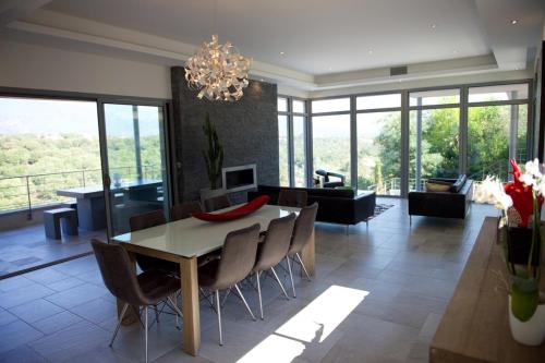 Magnifique villa avec piscine chauffée, vue mer et montage