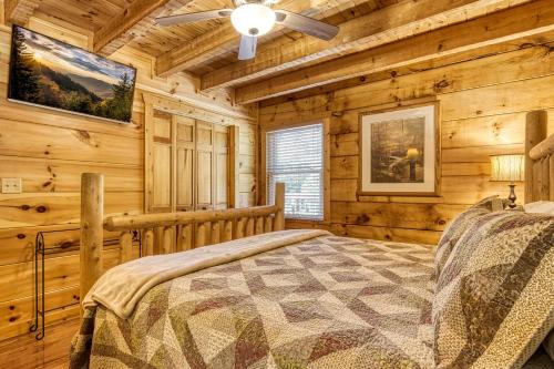 Postel nebo postele na pokoji v ubytování Tennessee Risky Secluded 3BR Cabin Near Pigeon Forge w Hot Tub & Creek