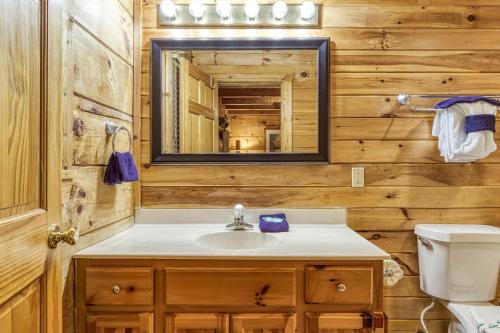 Koupelna v ubytování Tennessee Risky Secluded 3BR Cabin Near Pigeon Forge w Hot Tub & Creek