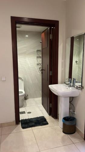 a bathroom with a sink and a toilet at كورت للشقق المخدومة in Al Khobar