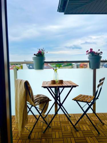 a table and chairs on a balcony with plants at Apartament Poznańska 1 in Suwałki