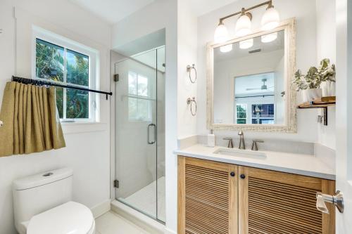 Vannituba majutusasutuses Charming Designer Cottage in Royal Harbor – A Coastal Retreat