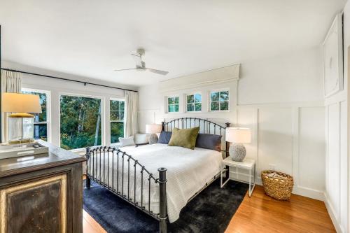 Voodi või voodid majutusasutuse Charming Designer Cottage in Royal Harbor – A Coastal Retreat toas