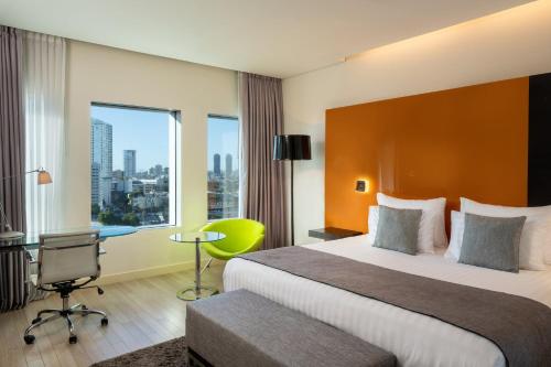 Un ou plusieurs lits dans un hébergement de l'établissement Crowne Plaza Tel Aviv City Center by IHG
