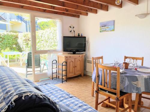 TV a/nebo společenská místnost v ubytování Ty Foc - Maisonnette en bord de mer - Jardin & Tennis