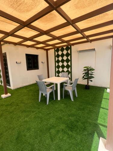 TV a/nebo společenská místnost v ubytování Murooj AlZain 3BR Modern Apt with private Rooftop