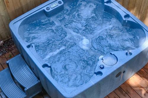 a blue tub filled with water next to a chair at Abalone Rose in Newport
