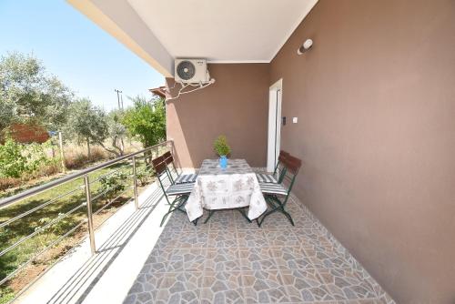 a patio with a table and chairs on a balcony at Villa Meli in Sozopoli