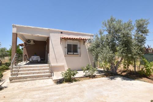 a small house with a tree in front of it at Villa Meli in Sozopoli