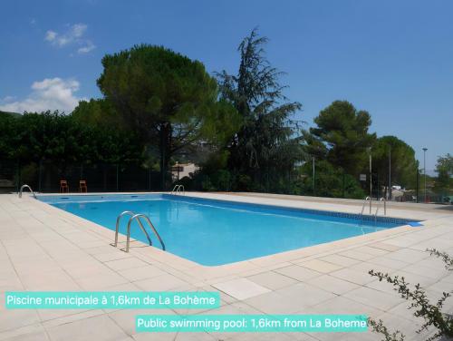 une grande piscine avec de l'eau bleue dans l'établissement La Bohème, à Seillans