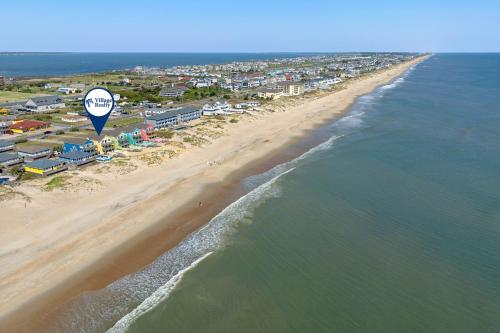 une vue aérienne d'une plage avec une montgolfière dans l'établissement Soleil by Village Realty, à Nags Head
