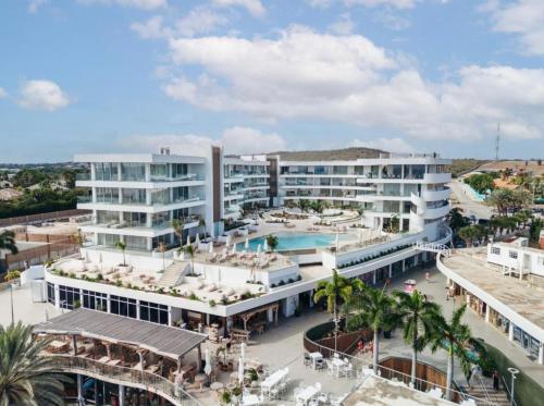 Bazén v ubytování ONE Mambo Number 12 Beach Apartment nebo v jeho okolí