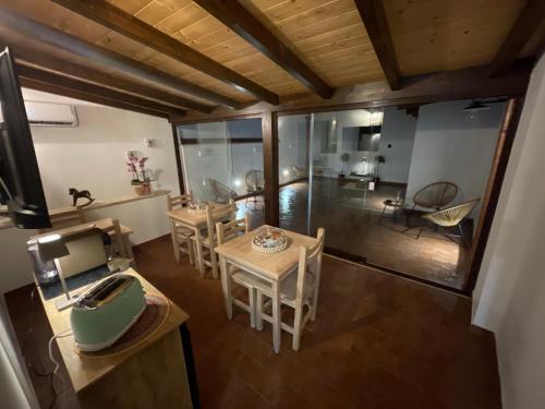 a room with a table and chairs and a room with at Mandrire in Usini