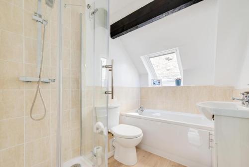 ケンダルにある2 Bed in Kendal oc-ld167のトイレ、シャワー、洗面台を備えたバスルーム