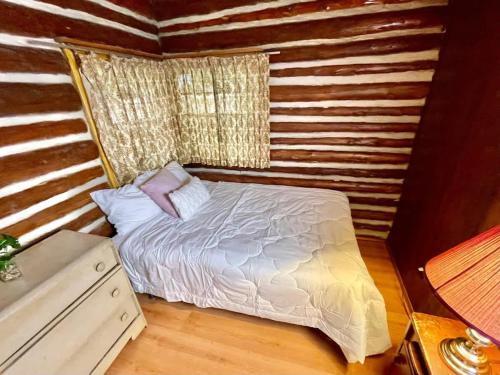Un dormitorio pequeño con una cama y una ventana. en 3-Bedroom Cottage on Balsam Lake in Kawarthas #14, en Kawartha Lakes