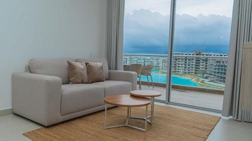 Posezení v ubytování New And Luxury Apartment 3BR In Baia Kristal